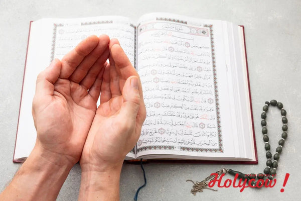 orang yang berdoa di dekat Quran dan tasbih