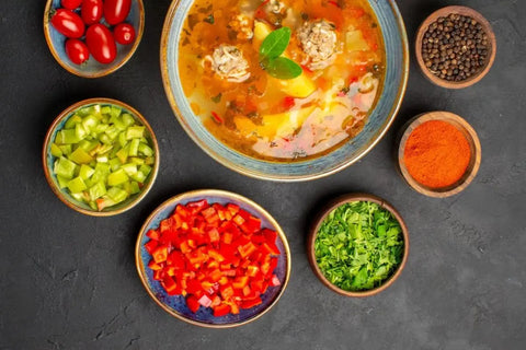 Tampak atas sup daging dan potongan sayuran segar