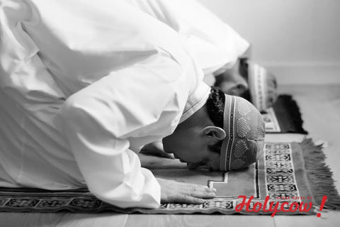 dua orang yang sedang salat
