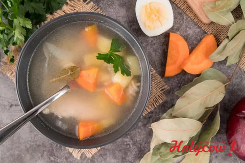 Tampak atas sup sayur dengan kuah kaldu