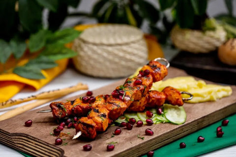 dua tusuk sate daging di atas talenan kayu