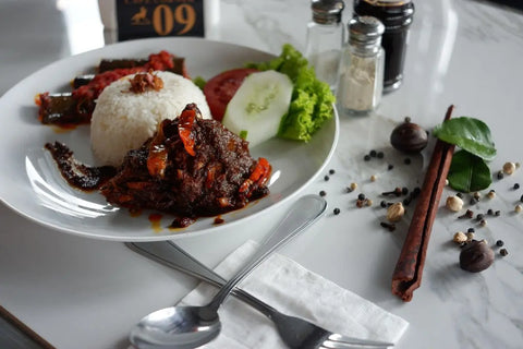 seporsi nasi rendang di atas meja