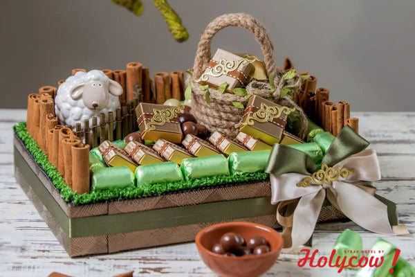 sekotak hampers berisi coklat kotak, kayu manis, dan boneka domba