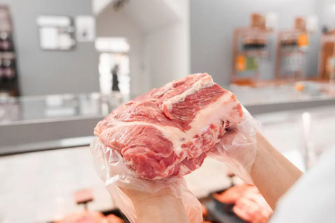 Wanita membawa potongan daging sapi