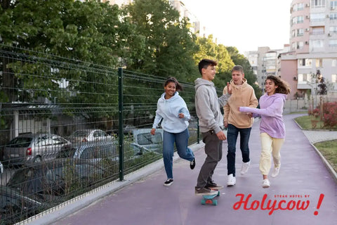 empat orang anak yang sedang bermain