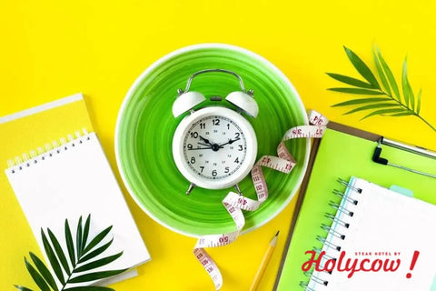 Jam weker dan meteran di atas piring