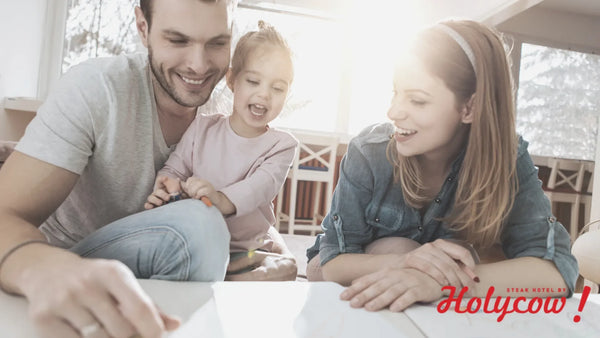 ayah, ibu, dan anak sedang bermain bersama di ruang keluarga