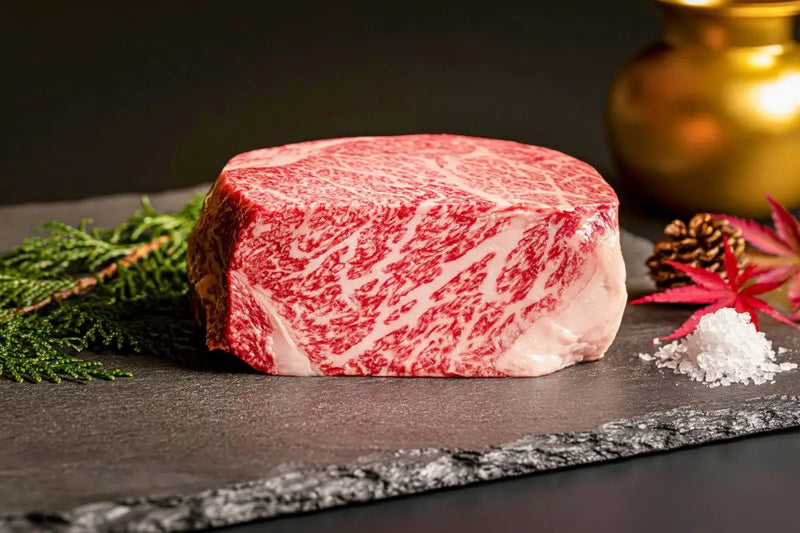 Daging sapi mentah marbling berkualitas tinggi dengan daun dan garam