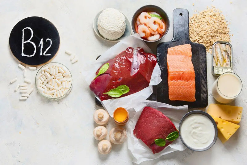 Berbagai makanan kaya vitamin B12 dan suplemen di atas meja
