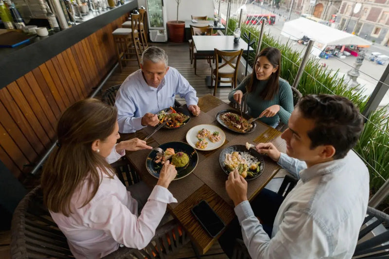 Empat orang menikmati makan siang bersama di restoran