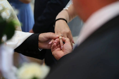 Pemasangan cincin kawin di jari manis pengantin wanita