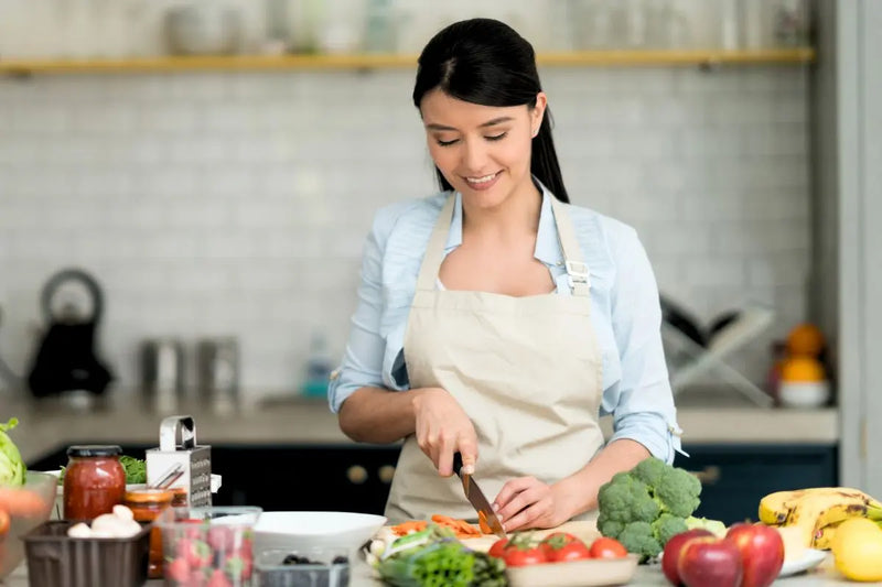 Wanita sedang memasak.