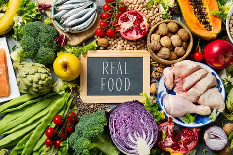 Sekelompok makanan dengan tulisan Real Food terhampar di atas meja
