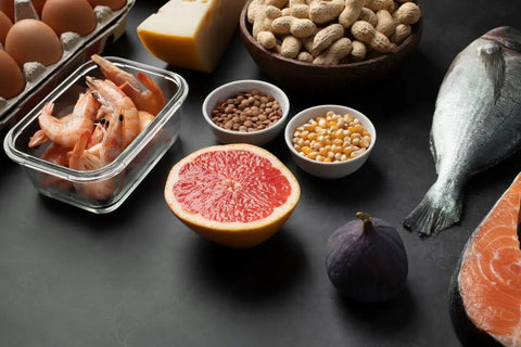 beberapa makanan yang mengandung selenium di atas meja