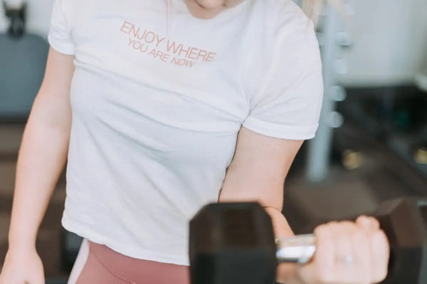 Seseorang memegang dumbbell