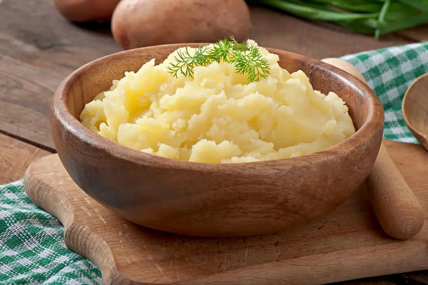 mashed potato di dalam mangkuk kayu