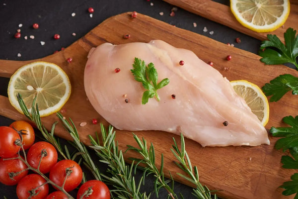 Potongan daging putih dada ayam di atas nampan