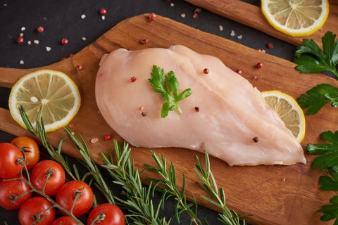 Potongan daging putih dada ayam di atas nampan