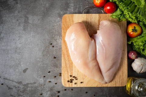 dada ayam mentah di atas talenan