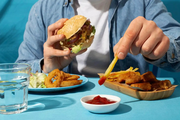 orang yang makan burger dan gorengan
