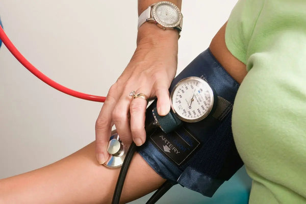 suster yang memeriksa tekanan darah pasien