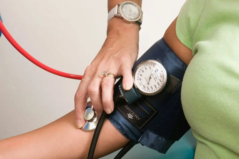 suster yang memeriksa tekanan darah pasien