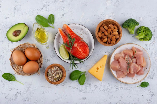 beragam makanan yang mengandung vitamin B di atas meja