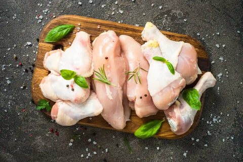 daging ayam dengan bumbu diatasnya 