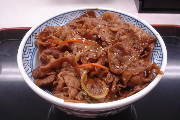 Semangkuk daging warna coklat