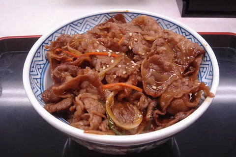 Semangkuk daging warna coklat