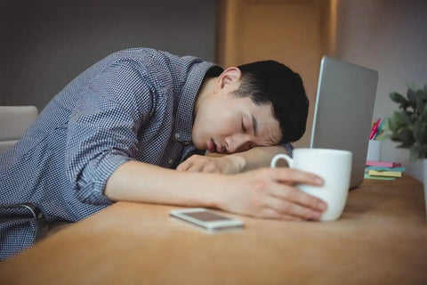 Pria tertidur di depan laptop
