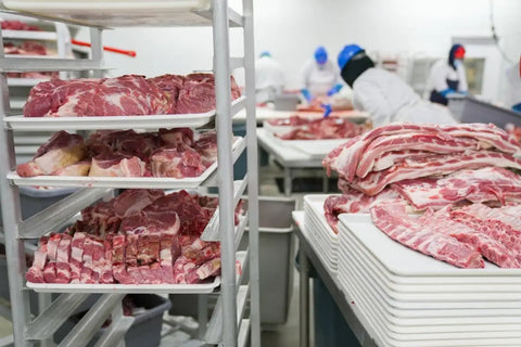 Potongan daging mentah di rak