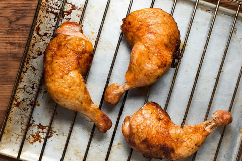 Tiga potong ayam panggang di nampan