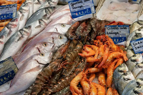 Tumpukan seafood: udang dan ikan