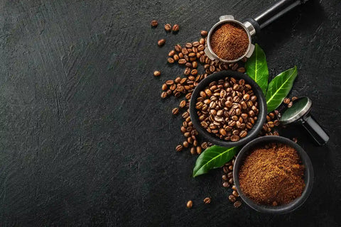 biji kopi dan bubuk kopi di meja