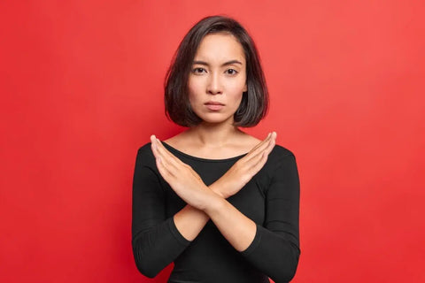 perempuan menyilangkan tangan di depan dada