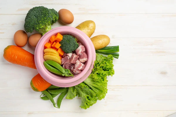 Bahan makanan segar yang sehat di permukaan kayu putih