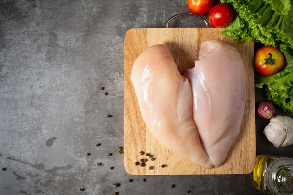 dada ayam mentah di atas talenan