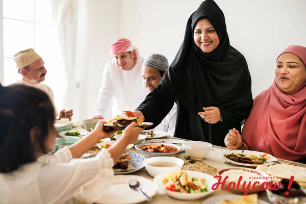 keluarga yang sedang buka puasa di meja makan