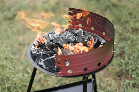 Arang yang menyala di panggangan