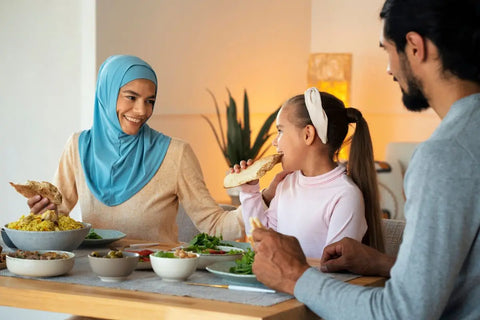 keluarga yang sedang makan bersama