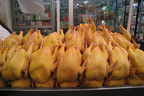 Tumpukan ayam utuh siap masak