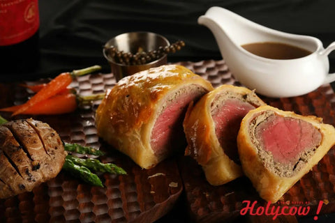 beberapa potongan beef wellington lengkap dengan saus dan sayuran