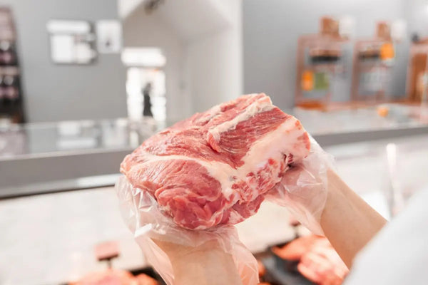 Wanita membawa potongan daging sapi