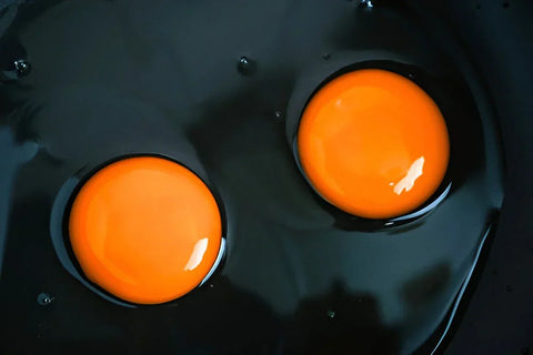 2 buah kuning telur omega diatas wajan