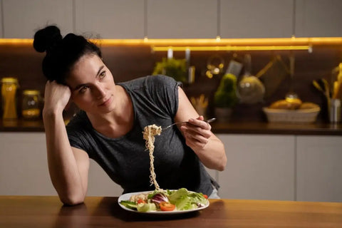 Perempuan yang sedang makan