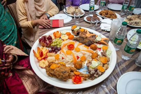 Sepiring besar makanan di atas meja