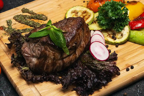 Tenderloin steak dengan side dish baked vegetable