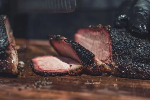 Daging yang dipotong di atas meja kayu