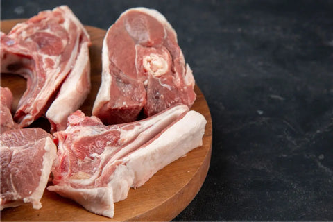beberapa potong daging sapi di atas wadah kayu